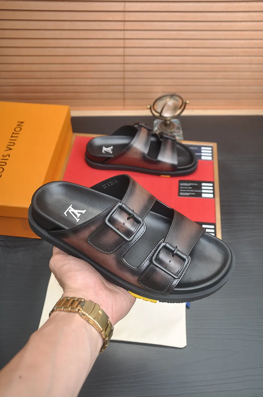 Men's shoes 💰400💶 [Louis Vuitton LV slippers] (high-end cowhide) counter 1:1 fashion style, a must-have for summer! The designer used LV’s iconic outsole. The original simple slippers instantly become fashionable! The upper is made of flexible special cowhide leather straps alternately, and the workmanship is exquisite! A must-have for stylish men in summer, size 38-45 (45 customized)